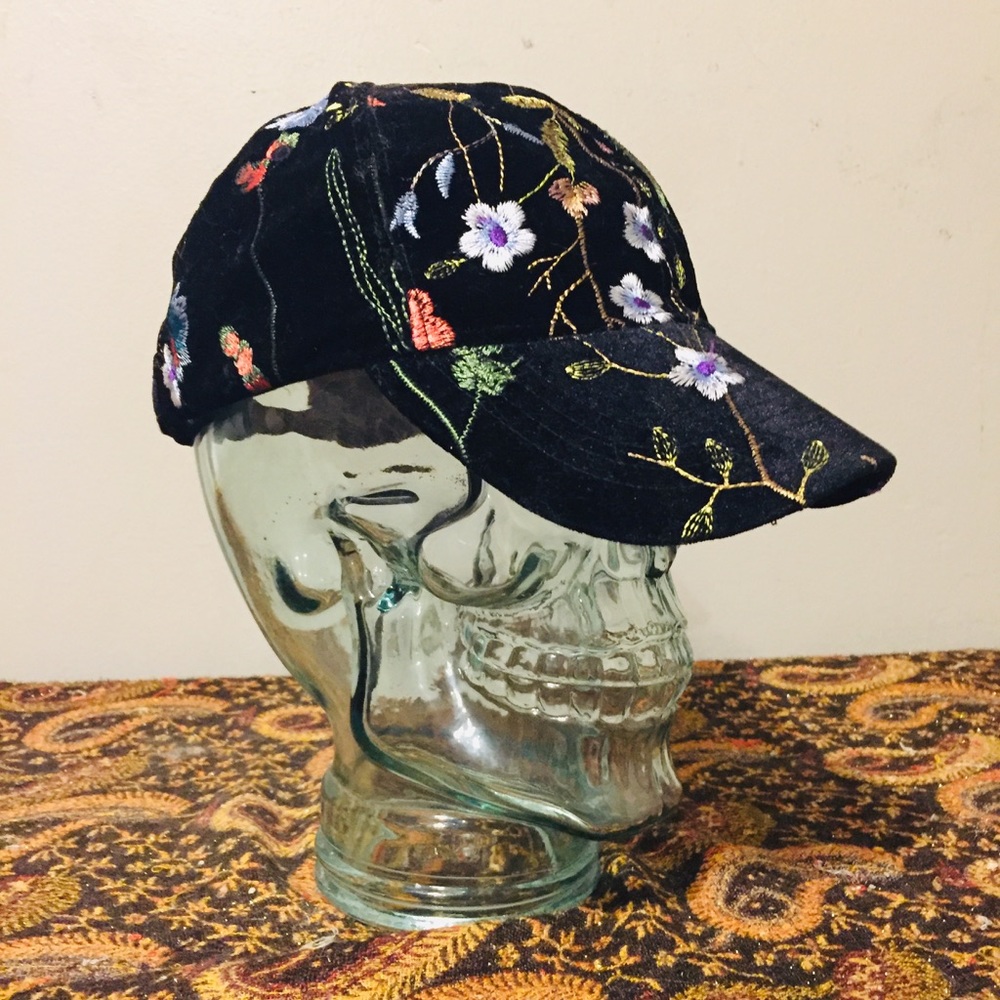 STEVE MADDEN Suede floral baseball cap!